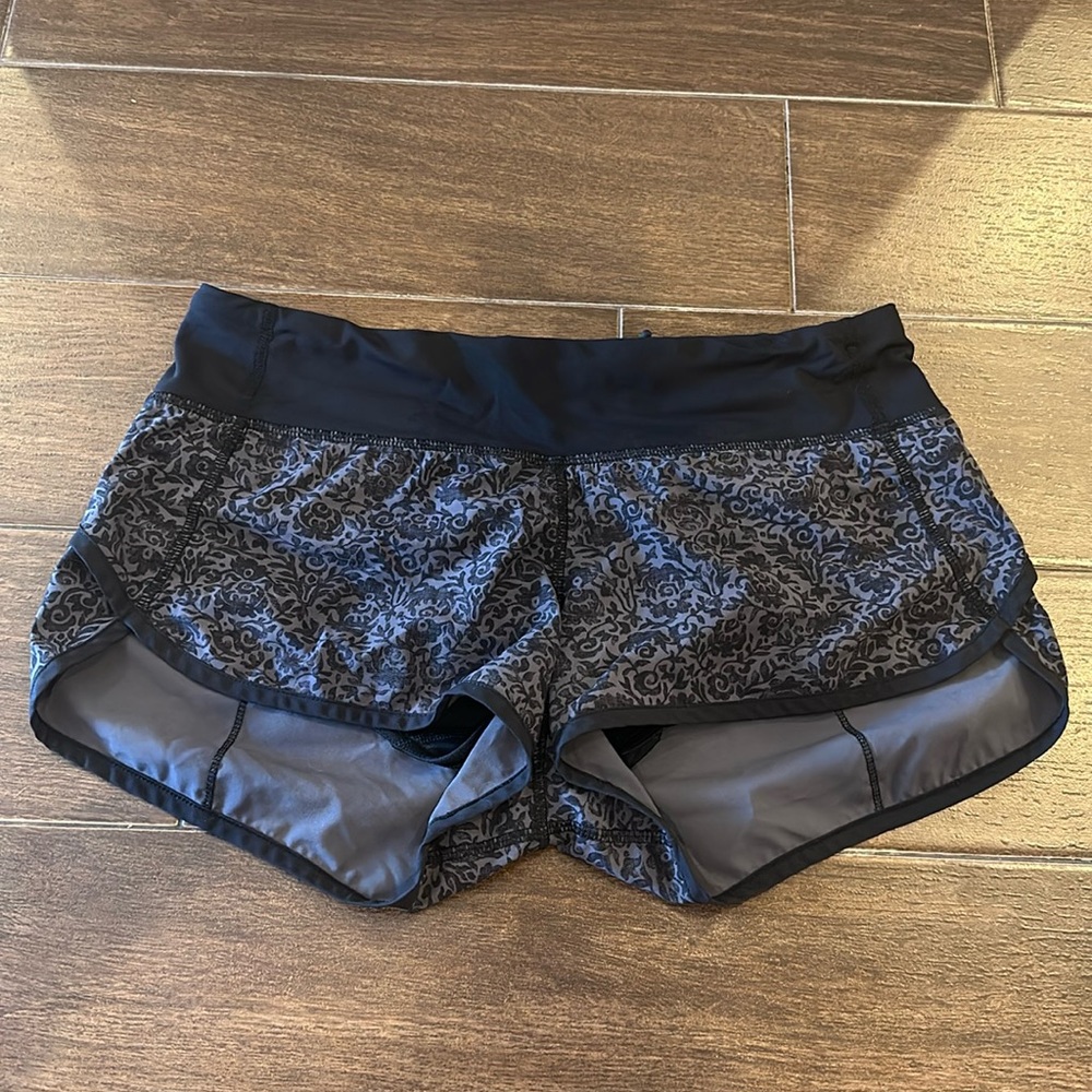EUC Lululemon low rise speed up shorts, 2.5 in inseam, size 6